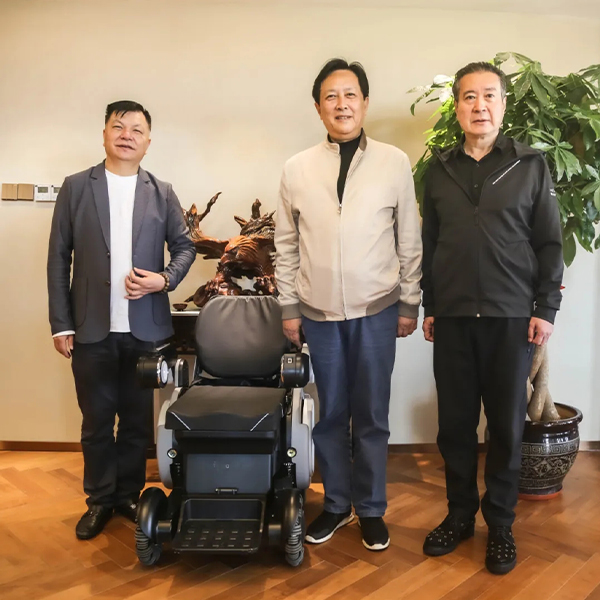 Il famoso attore cinese Tang Guoqiang ha visitato sicuri e sentito il \"At Will \" del Powerchair Intelligent Mobility!